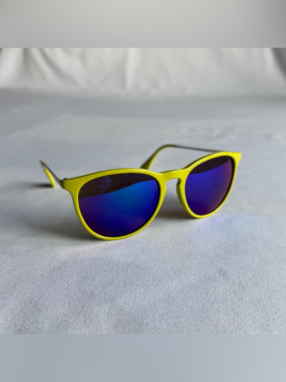Yellow sunglasses with reflective lenses